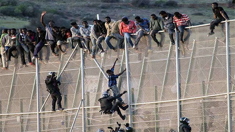 Video shows people climbing Spain-Morocco fence, not US-Mexico border