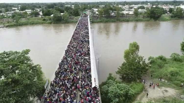 Image of migrant caravan crossing bridge captured in October 2018